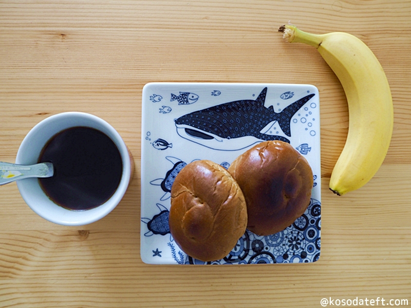 cocomarine正角皿マンタジンベイザメ（narural69波佐見焼）　使用例パンで朝食