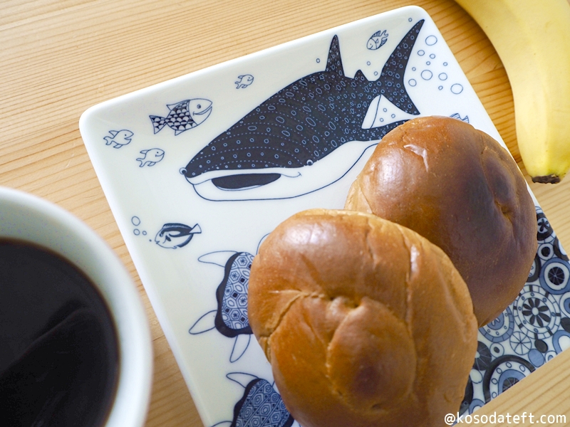 cocomarine正角皿マンタジンベイザメ（narural69波佐見焼）　ジンベイザメがパンを食べに来ているみたい